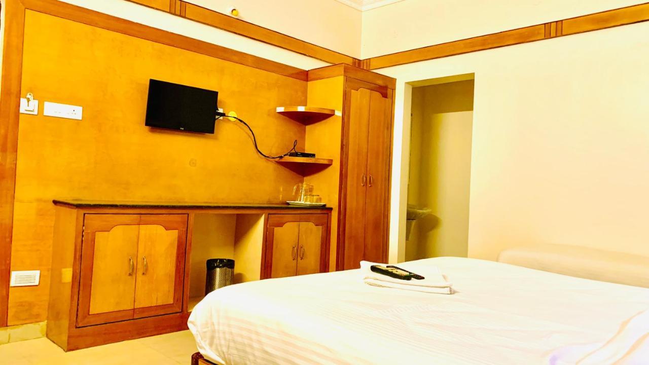 Half Moon Palace Chennai Bagian luar foto